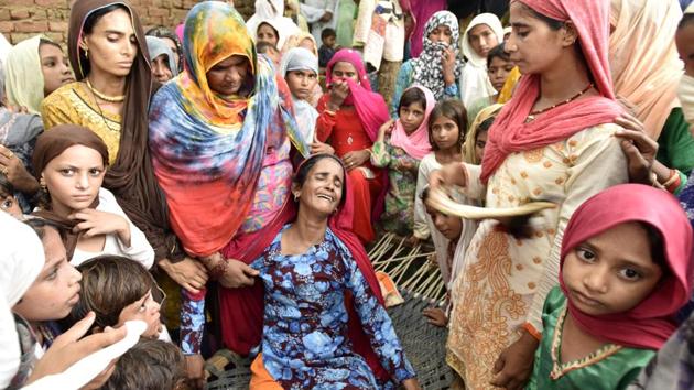 Relatives of Rakbar Khan in Kolgaon, Harayana. Rajasthan’s home minister Gulab Chand Kataria said on Tuesday that Khan, who was beaten up by a mob of cow vigilantes in Alwar district, died in police custody.(Sanjeev Verma/HT PHOTO)