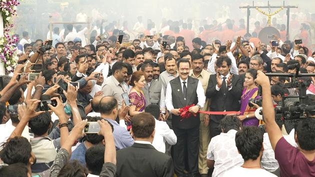 Villagers and staff with Subrata Roy, Sahara Group chairman, at the Aamby Valley on July 23 after the Supreme Court restored Sahara’s control of the hill city. (HT Photo) Villagers and staff with Subrata Roy, Sahara Group chairman, at the Aamby Valley on July 23 after the Supreme Court restored Sahara’s control of the hill city. (HT Photo)