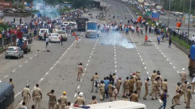 The agitators blocked the Palm Beach road in Vashi. They also blocked the Mumbai-Pune Expressway at its entry-exit point in Kalamboli, threw stones and set a police van on fire, resulting in lathi charge and police firing in the air. (Bachchan Kumar / HT Photo) The agitators blocked the Palm Beach road in Vashi. They also blocked the Mumbai-Pune Expressway at its entry-exit point in Kalamboli, threw stones and set a police van on fire, resulting in lathi charge and police firing in the air. (Bachchan Kumar / HT Photo)