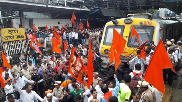 Trans-harbour operation between Thane-Vashi stations on Central Railway was suspended due to agitation at Ghansoli, but passengers were allowed to travel via Kurla-Vashi. The protesters even tried to stop fast local services at Jogeshwari station. (Praful Gangurde / HT Photo) Trans-harbour operation between Thane-Vashi stations on Central Railway was suspended due to agitation at Ghansoli, but passengers were allowed to travel via Kurla-Vashi. The protesters even tried to stop fast local services at Jogeshwari station. (Praful Gangurde / HT Photo)