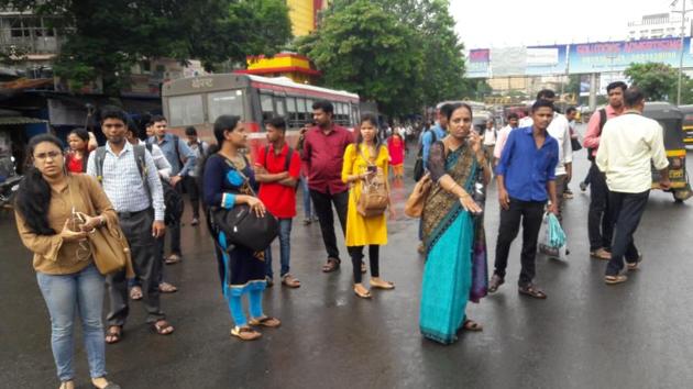Commuters wait for public transportation at Thane. Shashank Rao, leader of Mumbai Autorickshawmen’s Union said that there is less number of autos on the road as several drivers kept their vehicles off road fearing vandalism. Residents also claimed that stone were being flung at autos in Ghansoli. (Praful Gangurde / HT Photo) Commuters wait for public transportation at Thane. Shashank Rao, leader of Mumbai Autorickshawmen’s Union said that there is less number of autos on the road as several drivers kept their vehicles off road fearing vandalism. Residents also claimed that stone were being flung at autos in Ghansoli. (Praful Gangurde / HT Photo)