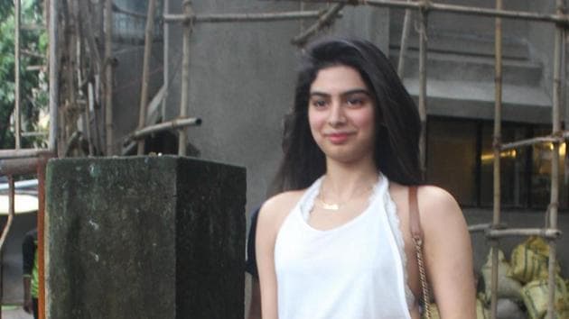 Khushi Kapoor looks absolutely pretty here.(Viral Bhayani)