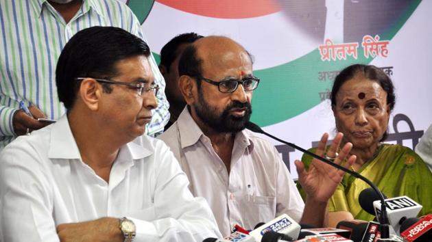 Congress Uttarakhand in-charge Anugrah Narayan Singh (C) with Congress state unit chief Pritam Singh (L) and leader of opposition Indira Hridayesh (R) in Dehradun on Wednesday. (Vinay Santosh Kumar/HT) Congress Uttarakhand in-charge Anugrah Narayan Singh (C) with Congress state unit chief Pritam Singh (L) and leader of opposition Indira Hridayesh (R) in Dehradun on Wednesday. (Vinay Santosh Kumar/HT)