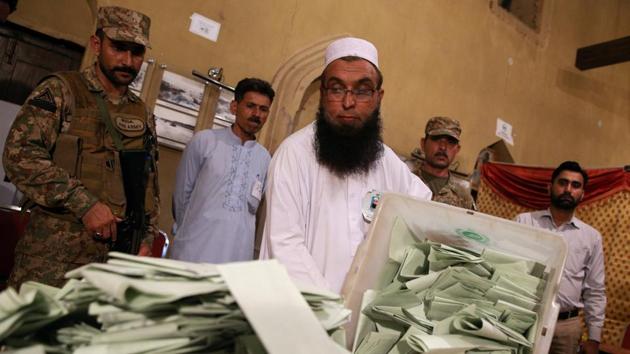 An election official counts ballots after polls closed during the general election in Islamabad, Pakistan, July 25, 2018. REUTERS/Athit Perawongmetha (REUTERS) An election official counts ballots after polls closed during the general election in Islamabad, Pakistan, July 25, 2018. REUTERS/Athit Perawongmetha (REUTERS)