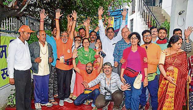 Sixth batch pilgrims of Kailash Mansarovar Yatra at Kathgodam. (HT Photo) Sixth batch pilgrims of Kailash Mansarovar Yatra at Kathgodam. (HT Photo)
