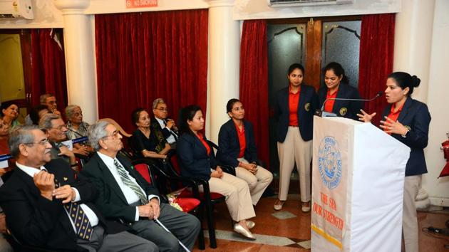 (From right to left) Lt Commander Pratibha Jamwal, Lt Commander B Aishwarya, L Payal Gupta, Lt Commander Vartika Joahi and Lt SH Vijaya Devi at Connaught boat club on Tuesday. (SHANKAR NARAYAN/HT PHOTO) (From right to left) Lt Commander Pratibha Jamwal, Lt Commander B Aishwarya, L Payal Gupta, Lt Commander Vartika Joahi and Lt SH Vijaya Devi at Connaught boat club on Tuesday. (SHANKAR NARAYAN/HT PHOTO)