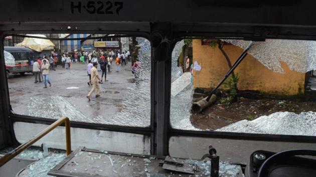 Maratha leaders called off their Mumbai and Thane shutdown after several violent incidents erupted. Maratha leaders in Navi Mumbai also expressed willingness to withdraw the agitation, but were met with resistance from protesters on the ground. Discussions are on to resolve the situation. Meanwhile, the Sion Panvel highway remained blocked as agitators continued to pour in large numbers. (Rishikesh Choudhary / HT Photo) Maratha leaders called off their Mumbai and Thane shutdown after several violent incidents erupted. Maratha leaders in Navi Mumbai also expressed willingness to withdraw the agitation, but were met with resistance from protesters on the ground. Discussions are on to resolve the situation. Meanwhile, the Sion Panvel highway remained blocked as agitators continued to pour in large numbers. (Rishikesh Choudhary / HT Photo)