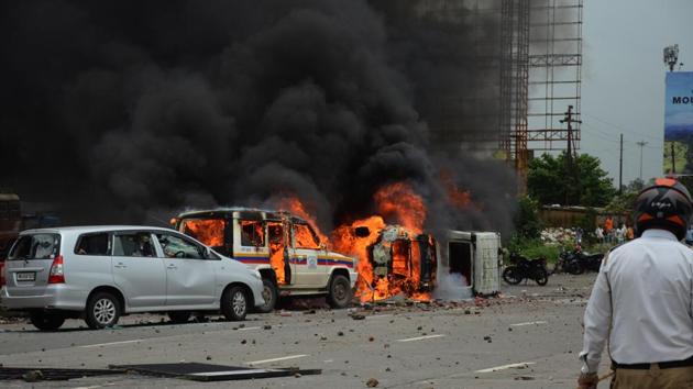 Maratha protesters burnt police vehicles in Navi Mumbai on Wednesday.(Bachchan Kumar/HT Photo)