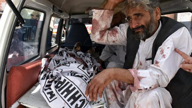 A man mourns the death of a relative, who was killed in a suicide blast in Quetta, Pakistan July 25, 2018. (REUTERS Photo) A man mourns the death of a relative, who was killed in a suicide blast in Quetta, Pakistan July 25, 2018. (REUTERS Photo)