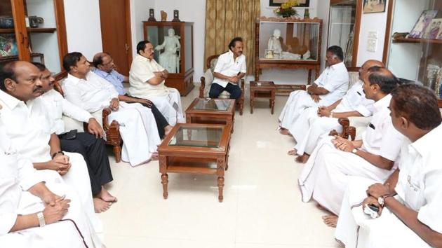 Deputy CM O Panneerselvam along with other ministers met DMK’s MK Stalin to inquire about DMK chief M Karunanidhi’s at latter’s residence in Chennai.(ANI/Twitter)