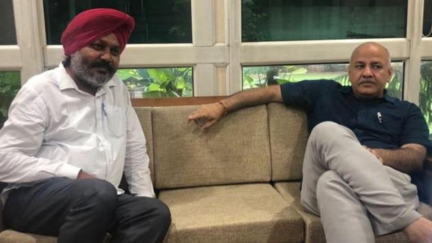Harpal Singh Cheema with Delhi deputy CM and AAP’s Punjab affairs in-charge Manish Sisodia.(Photo: Twitter)