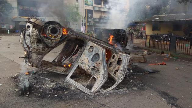 The mob set vehicles on fire in Navi Mumbai on Wednesday.(Bachchan Kumar)