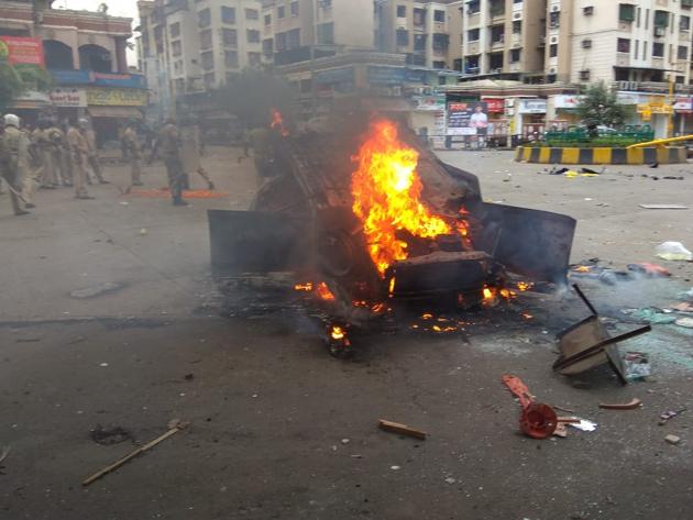 Unruly mobs set fire to property, vehicles and even the police chowky at Koper Khairane in Navi Mumbai on Wednesday evening.(Bachchan Kumar)