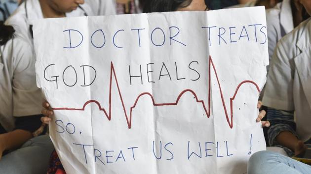 The IMA, whose website says it has more than 2,15,000 doctors as members, said the government is going ahead with the enactment of the Bill despite deep resentment and opposition by medical professionals.(HT/Photo for representation)