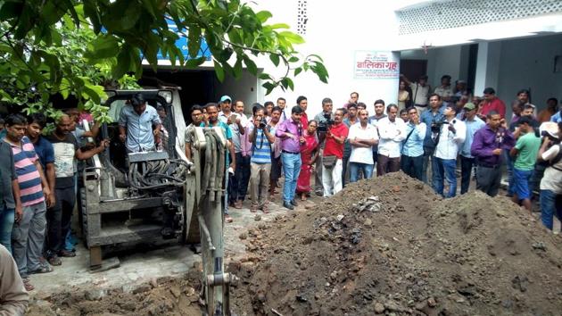 Police investigate the site where a rape victim was alleged buried, at a government shelter home in Muzaffarpur, on Monday, July 23, 2018.(PTI)