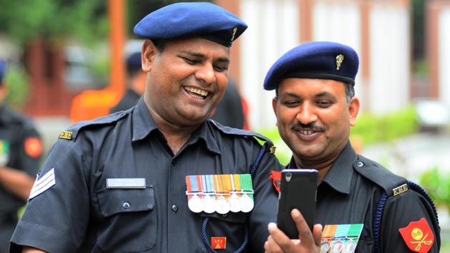 Army personnel share a light moment at the National war memorial on Kargil Vijay Diwas. (SHANKAR NARAYAN/HT PHOTO)