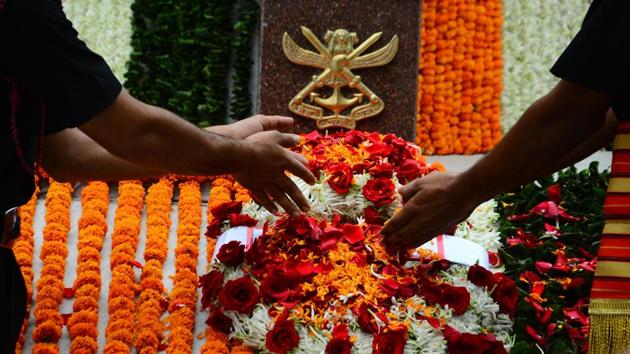 Army personnel pay tribute to the martyrs at National war memorial on Kargil Vijay Diwas on Thursday, July 26, 2018. (SHANKAR NARAYAN/HT PHOTO)