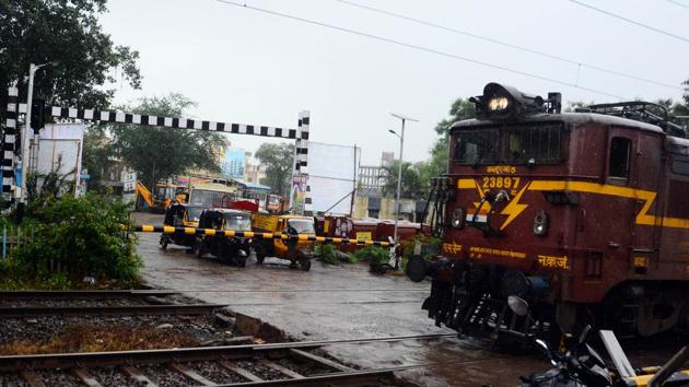 For heavy vehicles, the local government has suggested a way through Keshavnagar region, while light and private vehicles can pass through Bhapkar Mala, according to Shivraj Ghule, sarpanch of Manjri. Therefore, the road to Magarpatta City, which is also an option for reaching the city, might experience added traffic. (Shankar Narayan/HT PHOTO) For heavy vehicles, the local government has suggested a way through Keshavnagar region, while light and private vehicles can pass through Bhapkar Mala, according to Shivraj Ghule, sarpanch of Manjri. Therefore, the road to Magarpatta City, which is also an option for reaching the city, might experience added traffic. (Shankar Narayan/HT PHOTO)