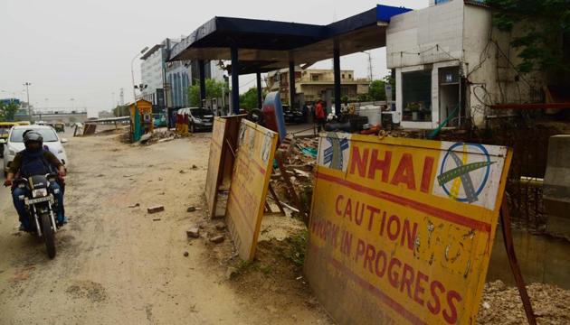 A view of a petrol pump at Gurugram’s MG road. NHAI has received a letter from its contractor threatening to quit MG Road underpass construction which is getting delayed due to unavailability of land on which the petrol pump stands.(Kartik Wahie/HT PHOTO)