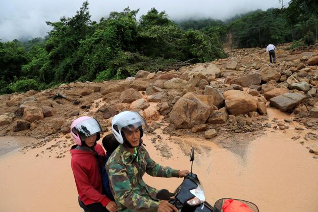 A motor bike pass near land slide area seen after the hydropower dam collapsed in Attapeu province. The scale of the disaster was still unclear, in part because of the inaccessibility of the area but also because reports from the communist country’s state media have been scant and sketchy. (Soe Zeya Tun / REUTERS) 