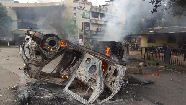 Protesters torched private cars in Navi Mumbai on Wednesday.(Bachchan Kumar)