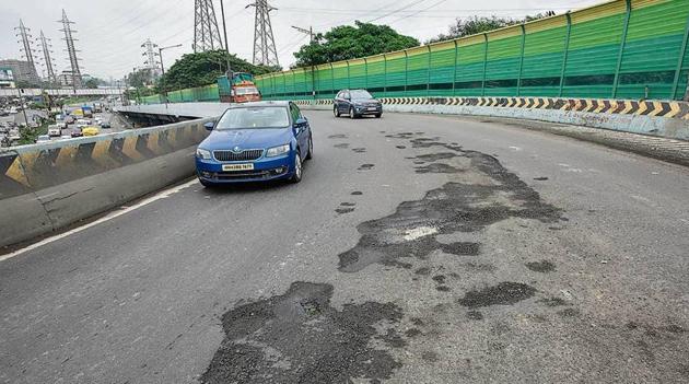Potholes at Suman Nagar flyover in Mumbai.(Kunal Patil/HT Photo) Potholes at Suman Nagar flyover in Mumbai.(Kunal Patil/HT Photo)