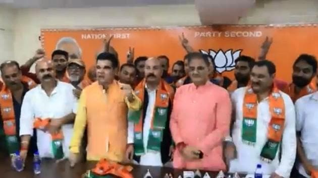 BJP state president Ravinder Raina welcomed Vikram Singh and his supporters to the party on Friday.(BJP/Twitter)