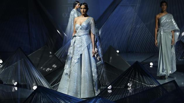 Designer Amit Aggarwal’s designs combined sculptural yet agile fabrications and accentuated and enhanced the female body in his collection titled Crystalis at the India Couture Week 2018.(Amal KS/HT Photo)