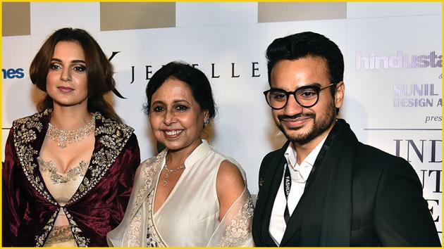 The showstopper Kangana Ranaut with designer Anju Modi and MD, RK Jewellers South Extension II, Rohan Sharma. (ICW 2018)