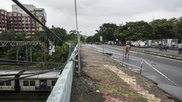 Ghatkopar RoB is an important link between the eastern and western parts of this densely-populated suburb. It is used by cars, trucks and buses. Shutting down this bridge for repairs would in all probability cause massive congestion.(Kunal Patil/HT Photo)