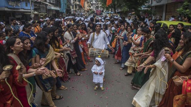 Devotees participate in a procession during Girgaon Warkari Sampraday Dindi Palkhi Sohla at Girgaon in Mumbai, Maharashtra on July 22, 2018. (Pratik Chorge / HT Photo) Devotees participate in a procession during Girgaon Warkari Sampraday Dindi Palkhi Sohla at Girgaon in Mumbai, Maharashtra on July 22, 2018. (Pratik Chorge / HT Photo)