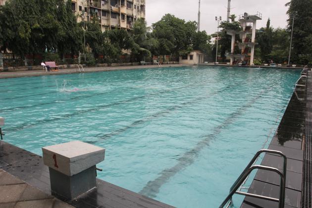 The 25-year-old pool is the only Olympic-size pool operated by the TMC. The issue of maintenance of the pool was raised several times in the general body in the past three years.(Praful Gangurde/HT PHOTO)