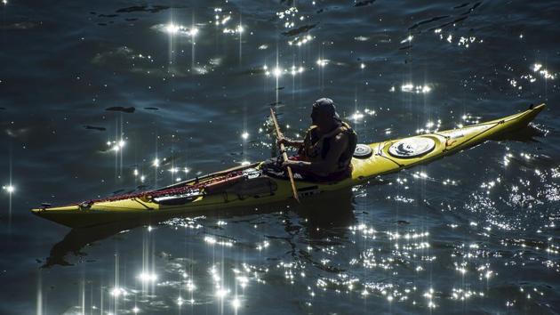 A canoeist makes his way on the Rhine river in Cologne, Germany on July 24, 2018. (Federico Gambarini / AP) A canoeist makes his way on the Rhine river in Cologne, Germany on July 24, 2018. (Federico Gambarini / AP)