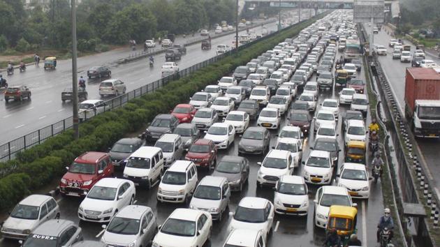 The national capital woke up to heavy rains and faced water logging and traffic snarls at various places for the second consecutive day on Friday. The Delhi police has been alerting commuters about routes that can be avoided. (Yogendra Kumar / HT Photo) The national capital woke up to heavy rains and faced water logging and traffic snarls at various places for the second consecutive day on Friday. The Delhi police has been alerting commuters about routes that can be avoided. (Yogendra Kumar / HT Photo)