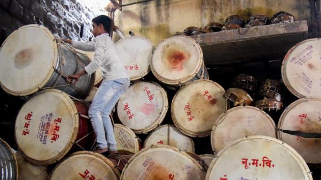 Boy lifts a dhol to take it out for practice at Omkareshwar temple in Pune, Maharashtra on July 20, 2018. (Sanket Wankhade / HT Photo) Boy lifts a dhol to take it out for practice at Omkareshwar temple in Pune, Maharashtra on July 20, 2018. (Sanket Wankhade / HT Photo)