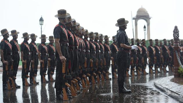 Soldiers pay tribute at the Amar Jawan Jyoti to mark the Kargil Vijay Diwas, as it rains at India Gate in New Delhi, on July 26, 2018. (Arvind Yadav / HT Photo) Soldiers pay tribute at the Amar Jawan Jyoti to mark the Kargil Vijay Diwas, as it rains at India Gate in New Delhi, on July 26, 2018. (Arvind Yadav / HT Photo)