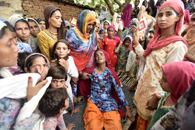 Asmina (centre), the wife of Rakbar Khan, 35, a resident of Kolgaon in Haryana, and others mourn the death of her husband who was allegedly lynched by a mob in Rajasthan’s Alwar district.(Sanjeev Verma/HT Photo)