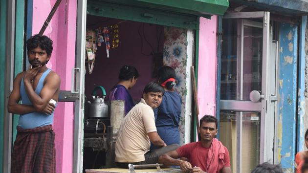 A tea shop where Mangal Singh used to work, at Mandawali area, in East Delhi.(Sonu Mehta/HT Photo)