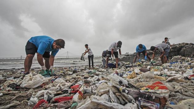 Team "Beach please" and local people gather to clean the beach at Dadar in Mumbai, Maharashtra on July 22, 2018. (Hemanshi Kamani / HT Photo) Team "Beach please" and local people gather to clean the beach at Dadar in Mumbai, Maharashtra on July 22, 2018. (Hemanshi Kamani / HT Photo)