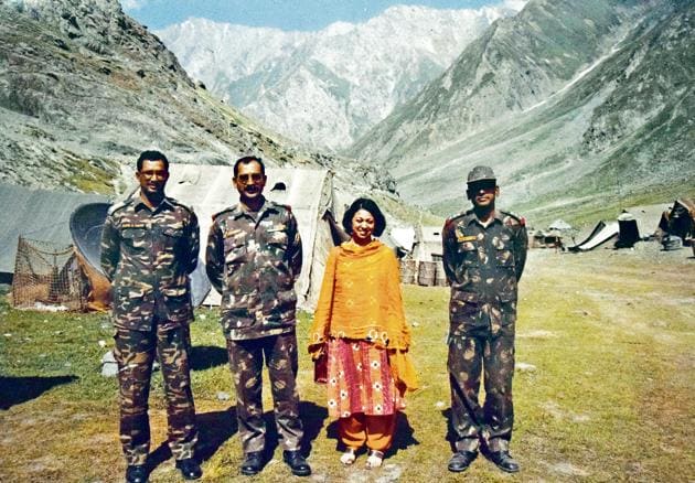 Harinder Baweja flanked by soldiers in Kargil. (HT File)(HT File)