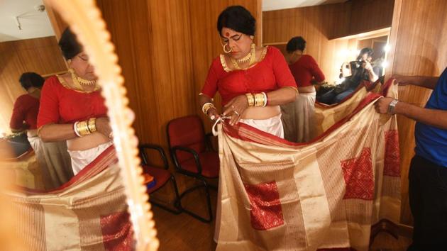 The last living Bengali jatra female impersonator and theatre artists Chapal Bhaduri getting ready for his performance in Delhi in April.(Raj K Raj/HT PHOTO) The last living Bengali jatra female impersonator and theatre artists Chapal Bhaduri getting ready for his performance in Delhi in April.(Raj K Raj/HT PHOTO)