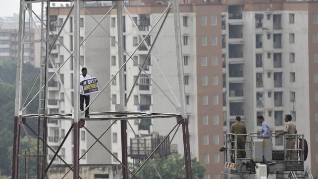 A man climbed a tower near the Metro Bhawan in New Delhi demanding special status for Andhra Pradesh on Friday; he was holding a banner that read, “AP need special status (sic).” (Sanchit Khanna / HT Photo) A man climbed a tower near the Metro Bhawan in New Delhi demanding special status for Andhra Pradesh on Friday; he was holding a banner that read, “AP need special status (sic).” (Sanchit Khanna / HT Photo)