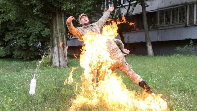 An officer on duty (R) attempts to knock down the flame as Ukrainian former serviceman Serhii Ulianov sets himself on fire while protesting against his dismissal from the Armed Forces in front of the Ukrainian Defence Ministry headquarters in Kiev, Ukraine on July 26, 2018. (Inna Sokolovska / REUTERS) An officer on duty (R) attempts to knock down the flame as Ukrainian former serviceman Serhii Ulianov sets himself on fire while protesting against his dismissal from the Armed Forces in front of the Ukrainian Defence Ministry headquarters in Kiev, Ukraine on July 26, 2018. (Inna Sokolovska / REUTERS)