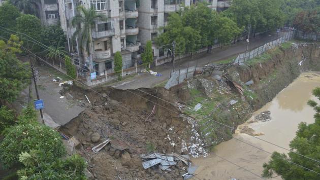 The residents of 64 flats at two Ghaziabad apartment complexes were evacuated after an adjacent road caved in due to torrential rainfall over the last 24 hours, threatening to weaken their foundations. Ghaziabad District Administration (GDA) officials fear that flow of rainwater into the crater formed due to the road cave-in could affect the structural integrity of the complexes in Vasundhara’s Sector 4C, more so because the showers are expected to continue till Saturday. (Sakib Ali / HT File) The residents of 64 flats at two Ghaziabad apartment complexes were evacuated after an adjacent road caved in due to torrential rainfall over the last 24 hours, threatening to weaken their foundations. Ghaziabad District Administration (GDA) officials fear that flow of rainwater into the crater formed due to the road cave-in could affect the structural integrity of the complexes in Vasundhara’s Sector 4C, more so because the showers are expected to continue till Saturday. (Sakib Ali / HT File)