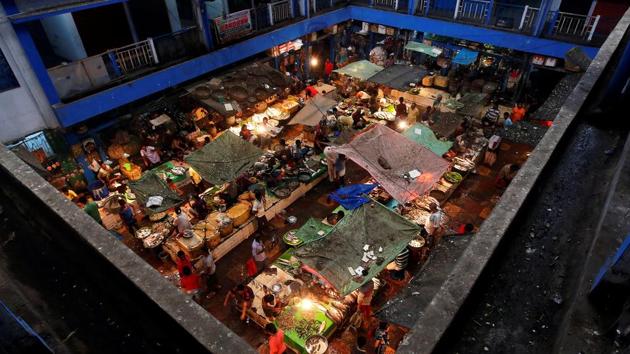 Vendors sell fish at a retail fish market in Kolkata, West Bengal on July 25, 2018. (Rupak De Chowdhuri / REUTERS) Vendors sell fish at a retail fish market in Kolkata, West Bengal on July 25, 2018. (Rupak De Chowdhuri / REUTERS)