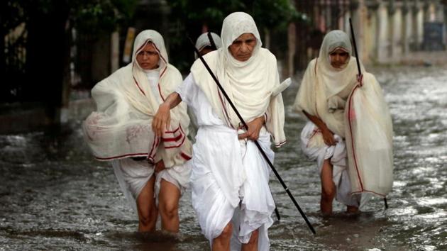 Jain community’s women saint wade through a waterlogged street after heavy rain in Ahmedabad, Gujarat on July 20, 2018. (Amit Dave / REUTERS) Jain community’s women saint wade through a waterlogged street after heavy rain in Ahmedabad, Gujarat on July 20, 2018. (Amit Dave / REUTERS)