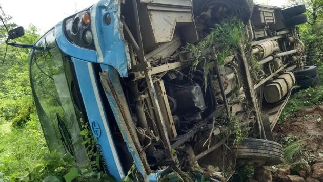 The HRTC bus skidded off the road and plunged into a gorge near Chadhiar in Jaisinghpur sub-division of Kangra district in Himachal Pradesh on Saturday.(HT Photo)