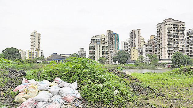 Sacks of debris dumped near the holding pond at Sector 19 in Kharghar. Residents have been fighting to save it. (BACHCHAN KUMAR/HT PHOTO) Sacks of debris dumped near the holding pond at Sector 19 in Kharghar. Residents have been fighting to save it. (BACHCHAN KUMAR/HT PHOTO)