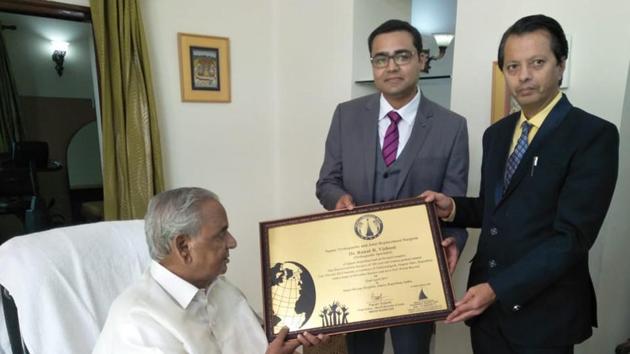 Governor Kalyan Singh presents the certificate of world record to Dr Ranat Ramjas Vishnoi in Jaipur on Saturday.(HT PHOTO)
