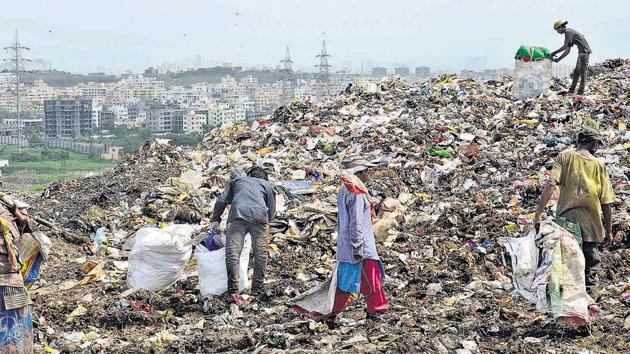 Waste pickers try to find something valuable from the garbage dumping site at Uruli Devachi which reportedly holds around 2.5 lakh metric tonnes waste.(Ravindra Joshi/HT PHOTO) Waste pickers try to find something valuable from the garbage dumping site at Uruli Devachi which reportedly holds around 2.5 lakh metric tonnes waste.(Ravindra Joshi/HT PHOTO)